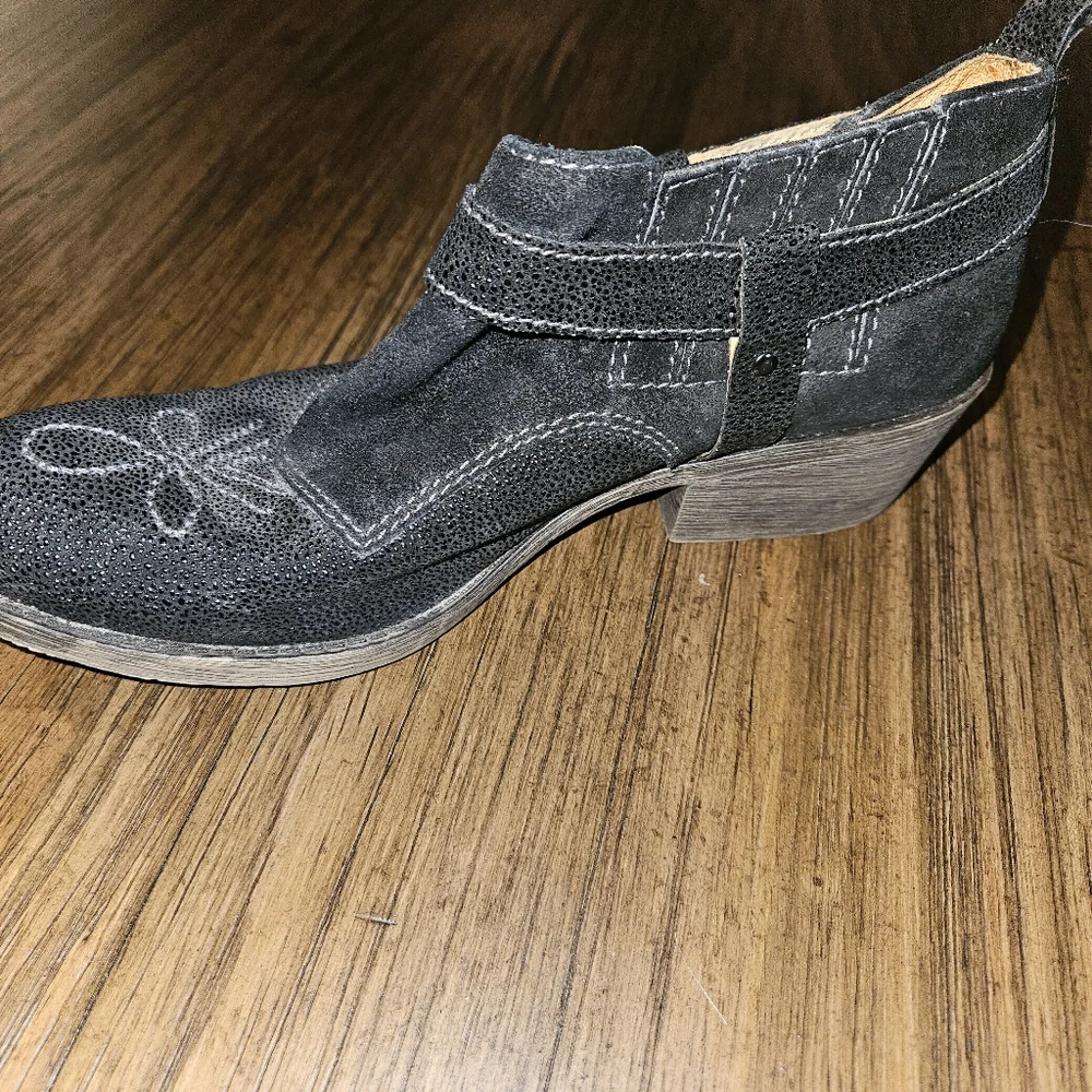 Naya Black Leather Ankle Boots Embroidered Western Buckle Accents Women's 8M
